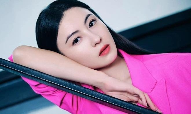 Trương Bá Chi gặp sự cố mắc kẹt nửa giờ trong thang máy-9