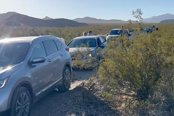 Sa mạc phủ kín nghìn cột đá hình thù kỳ lạ, cảnh ngoạn mục chưa từng có-14