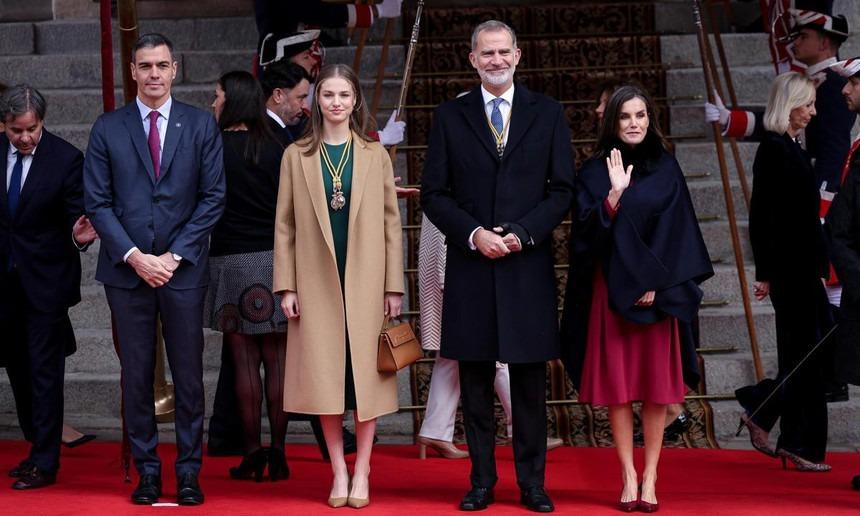 Công chúa đẹp nhất châu Âu xuất hiện lộng lẫy trong trang phục mang màu sắc Giáng Sinh-1