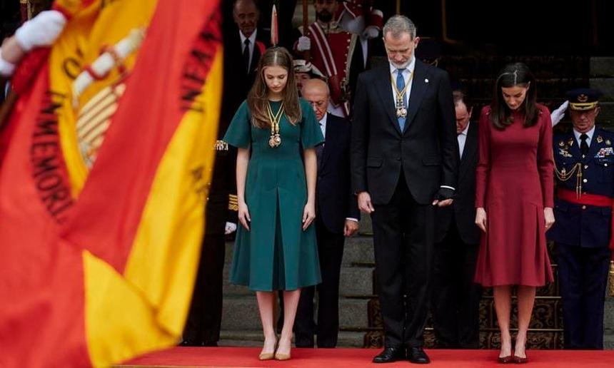 Công chúa đẹp nhất châu Âu xuất hiện lộng lẫy trong trang phục mang màu sắc Giáng Sinh-2