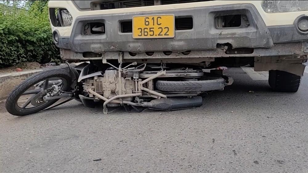 Xe bồn tông nhiều xe máy dừng đèn đỏ ở Bình Dương-1