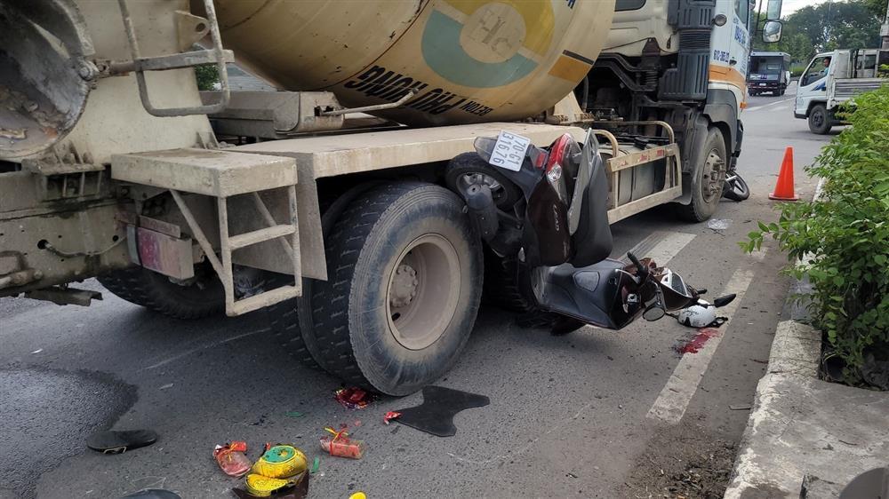 Xe bồn tông nhiều xe máy dừng đèn đỏ ở Bình Dương-2