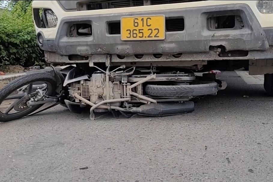 Xe máy bốc cháy sau khi va quệt nhau-2