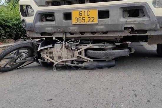 Xe bồn tông nhiều xe máy dừng đèn đỏ ở Bình Dương