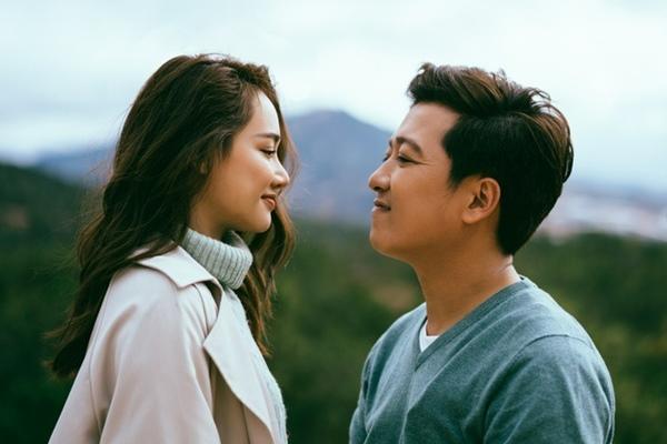 Nhã Phương để lộ diện mạo quý tử khi khoe khoảnh khắc Trường Giang chăm con-3