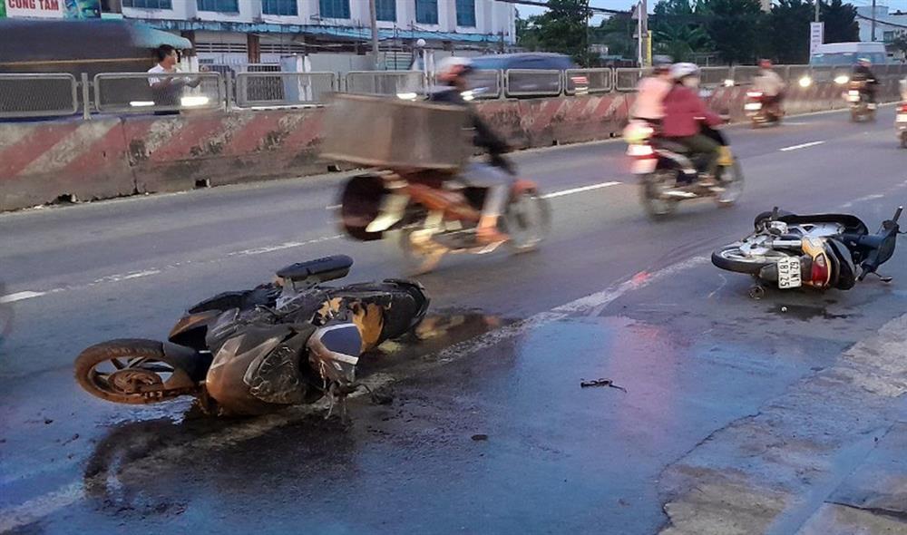 Xe máy bốc cháy sau khi va quệt nhau-1