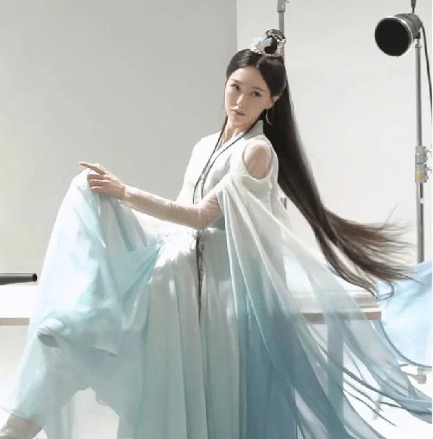 Cùng tạo hình tóc đỏ, Dương Mịch – Triệu Lệ Dĩnh bất ngờ bị mỹ nhân đình đám này vượt mặt-5