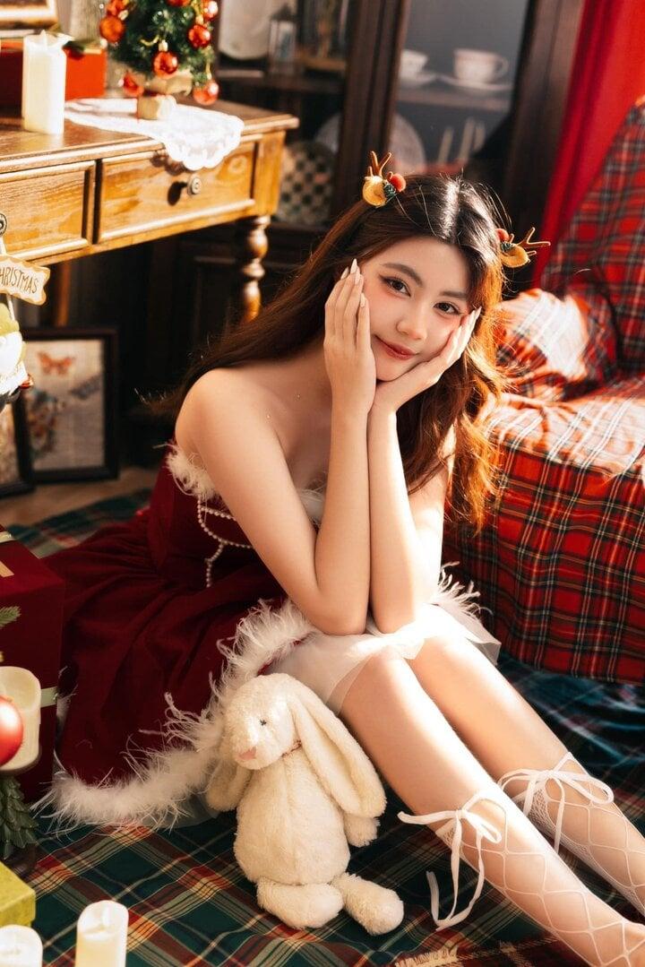 Con gái út nhà MC Quyền Linh khoe vai trần nõn nà đón Giáng Sinh-2