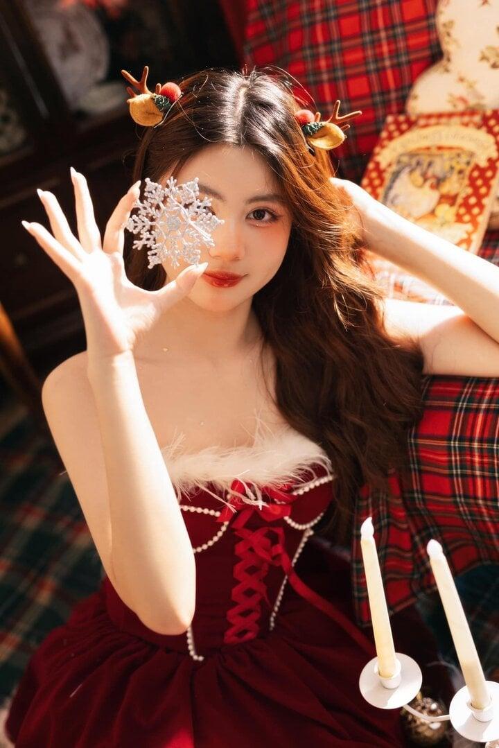 Con gái út nhà MC Quyền Linh khoe vai trần nõn nà đón Giáng Sinh-3