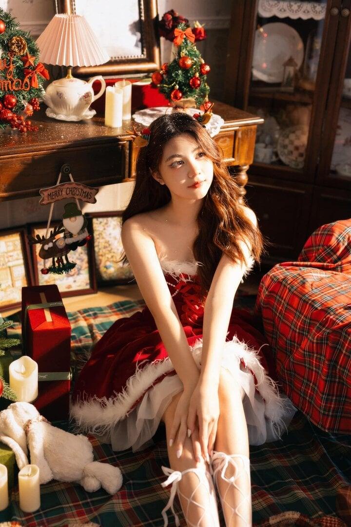 Con gái út nhà MC Quyền Linh khoe vai trần nõn nà đón Giáng Sinh-5