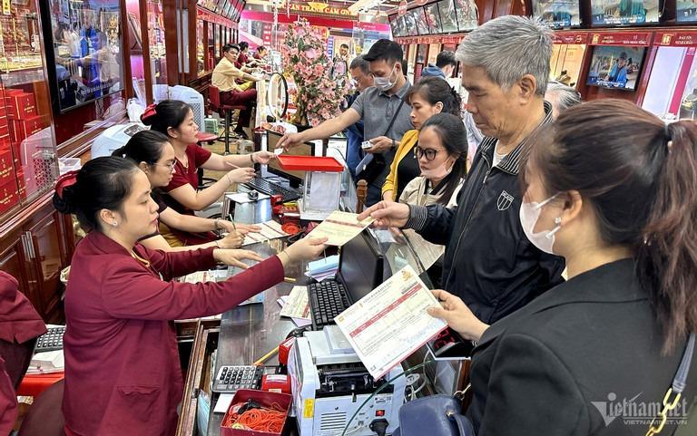 Mua vàng giá ‘đỉnh’, hơn một năm mới ‘về bờ’-1