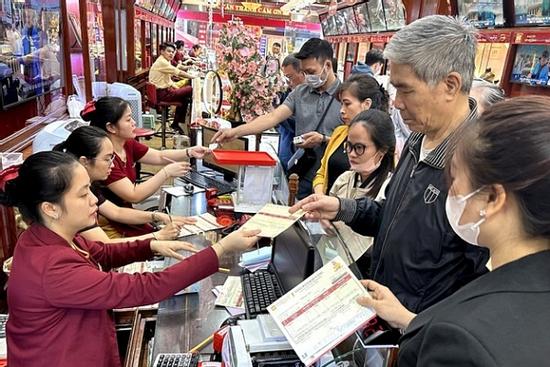 Mua vàng giá ‘đỉnh’, hơn một năm mới ‘về bờ’