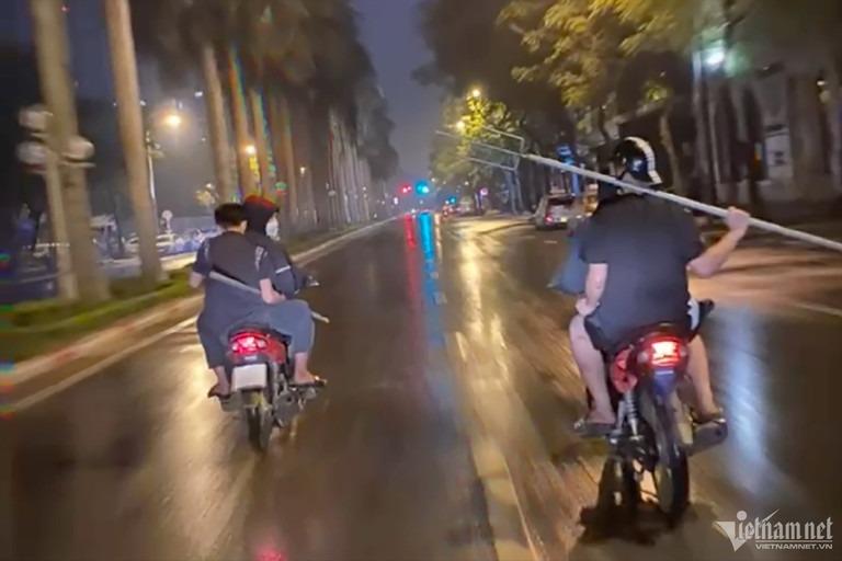 Đang chờ xét xử vì gây rối trật tự, nam thiếu niên tiếp tục mang kiếm diễu phố-3