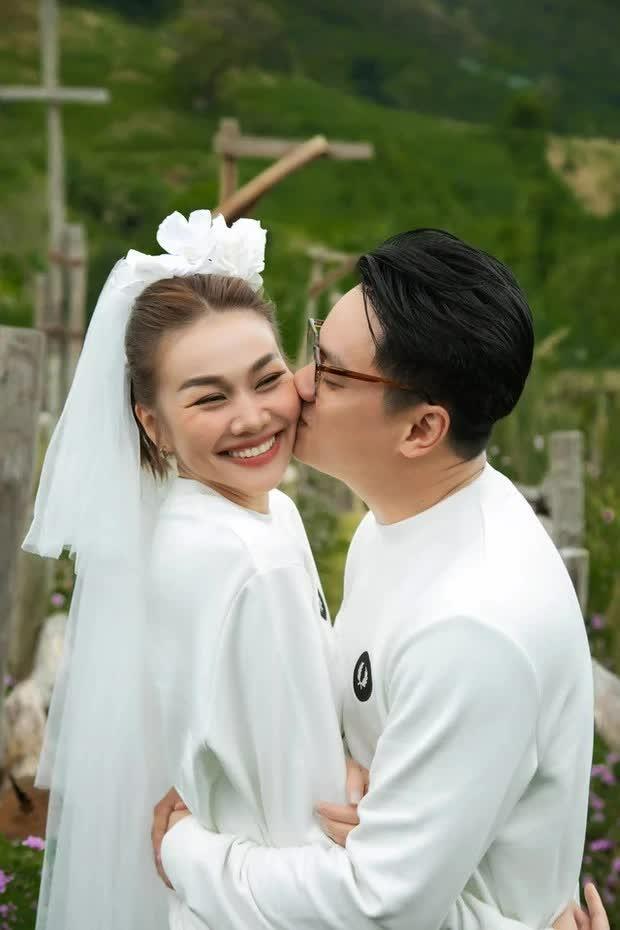 Thanh Hằng và ông xã nhạc trưởng dính nhau như sam sau đám cưới-5