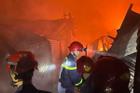 Chợ cháy ngùn ngụt ở Thừa Thiên Huế: Hơn 300 gian hàng bị thiêu rụi