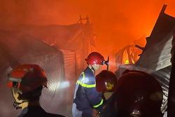 Chợ cháy ngùn ngụt ở Thừa Thiên Huế: Hơn 300 gian hàng bị thiêu rụi