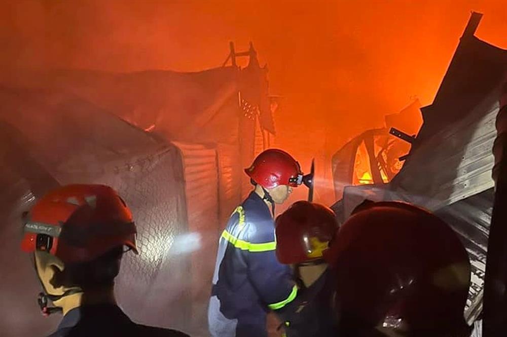 Chợ cháy ngùn ngụt ở Thừa Thiên Huế: Hơn 300 gian hàng bị thiêu rụi-1