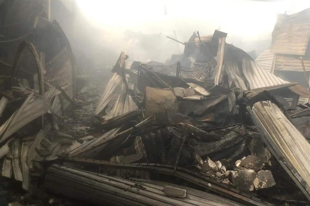 Chợ cháy ngùn ngụt ở Thừa Thiên Huế: Hơn 300 gian hàng bị thiêu rụi-2
