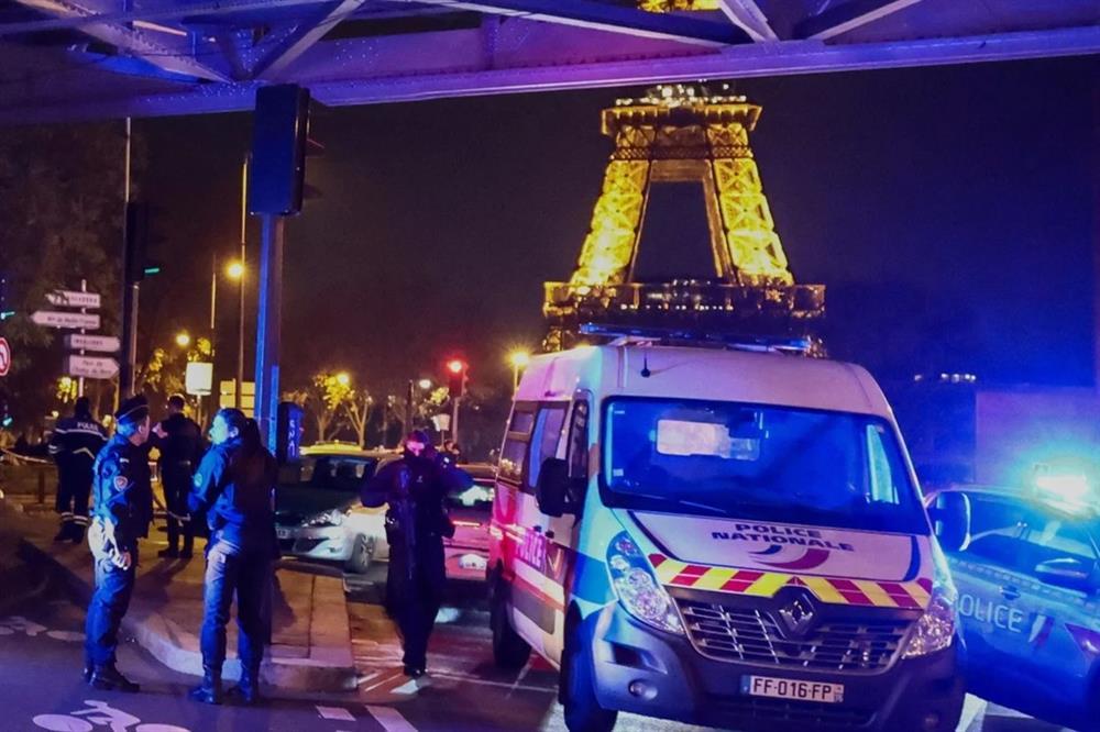 Đâm dao gần tháp Eiffel khiến một du khách thiệt mạng-1