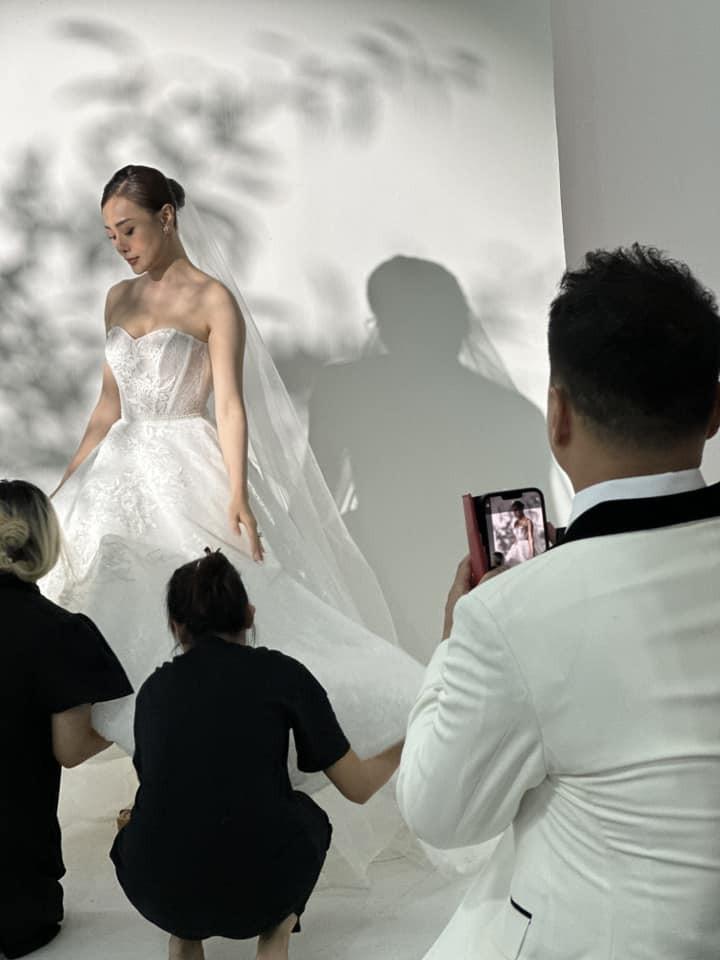 Shark Bình nhiệt tình tác nghiệp giữa lúc Phương Oanh chụp ảnh cưới-1