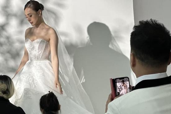 Shark Bình nhiệt tình tác nghiệp giữa lúc Phương Oanh chụp ảnh cưới