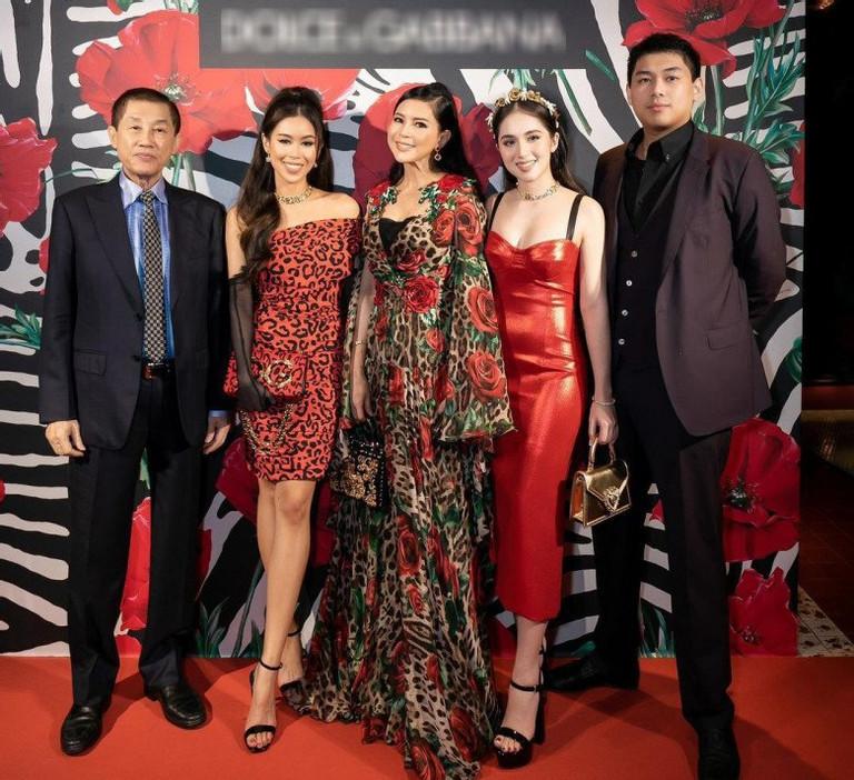 Bức ảnh hé lộ mối quan hệ thân thiết giữa Tiên Nguyễn, bà hoàng hàng hiệu Thủy Tiên cùng con dâu tương lai-6