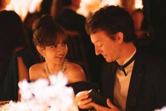 Lisa được bạn trai tỷ phú cưng chiều, chăm sóc