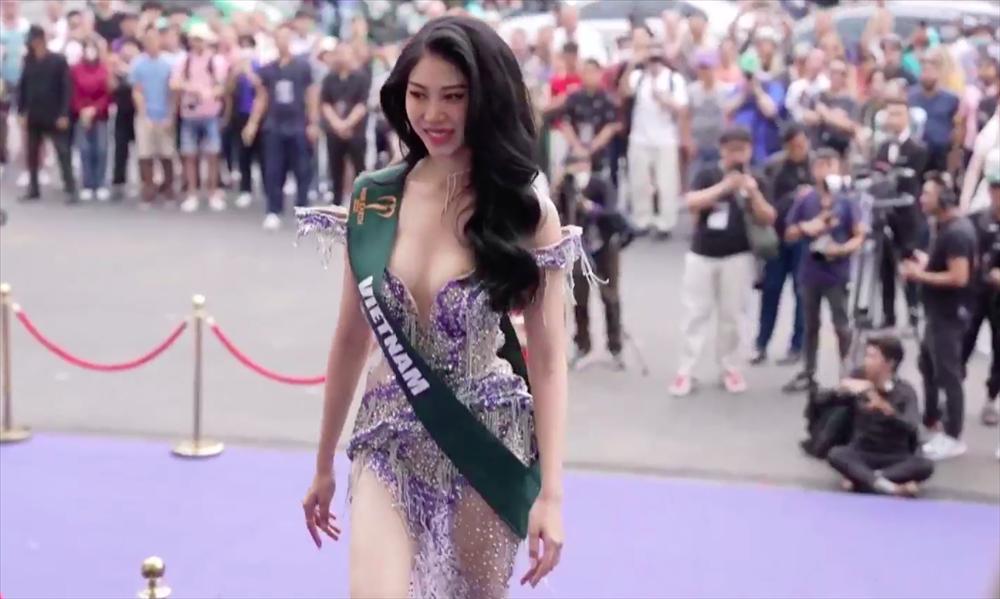 Đại diện Việt Nam vấp ngã trong lễ chào đón thí sinh Hoa hậu Trái Đất-2