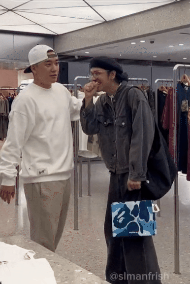 Seungri (cựu BIGBANG) ký tặng fan trên album G-Dragon: Xin lỗi tôi không phải GD-1