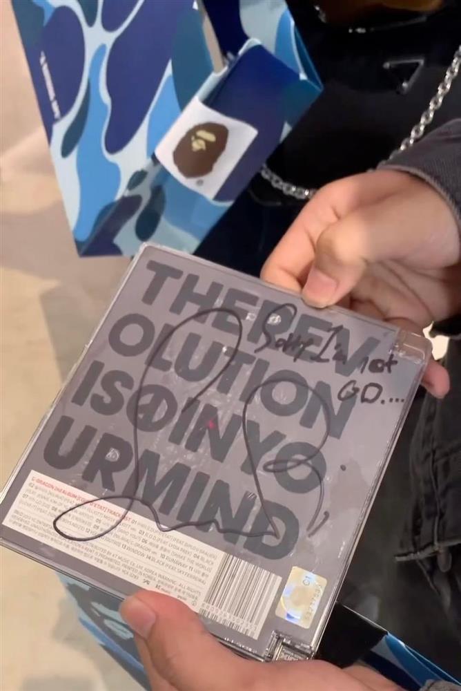 Seungri (cựu BIGBANG) ký tặng fan trên album G-Dragon: Xin lỗi tôi không phải GD-3