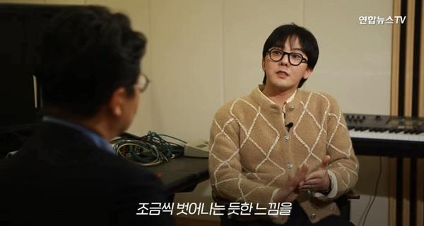 Seungri (cựu BIGBANG) ký tặng fan trên album G-Dragon: Xin lỗi tôi không phải GD-4