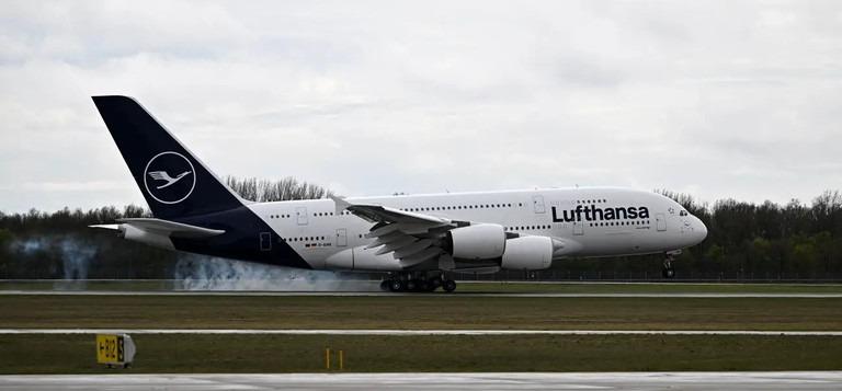 Máy bay hạ cánh khẩn vì nam hành khách mất kiểm soát trong khi cãi nhau với vợ-1