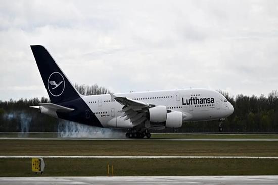 Máy bay hạ cánh khẩn vì nam hành khách mất kiểm soát trong khi cãi nhau với vợ