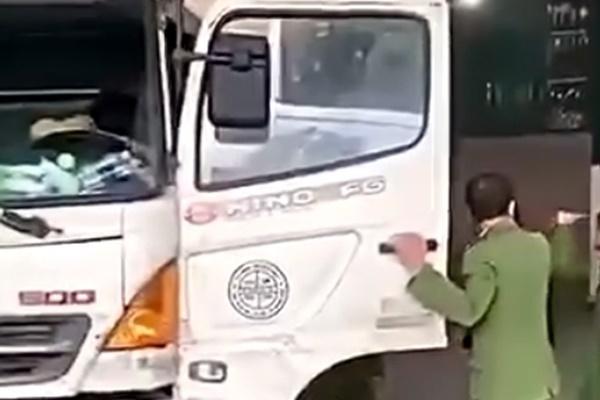 Liếc nhìn vào phòng trọ của hàng xóm, người đàn ông bị chém-1