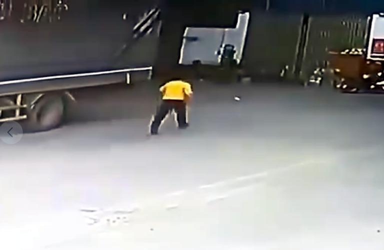 Chém nạn nhân tử vong, người đàn ông vào xe tải cố thủ-1