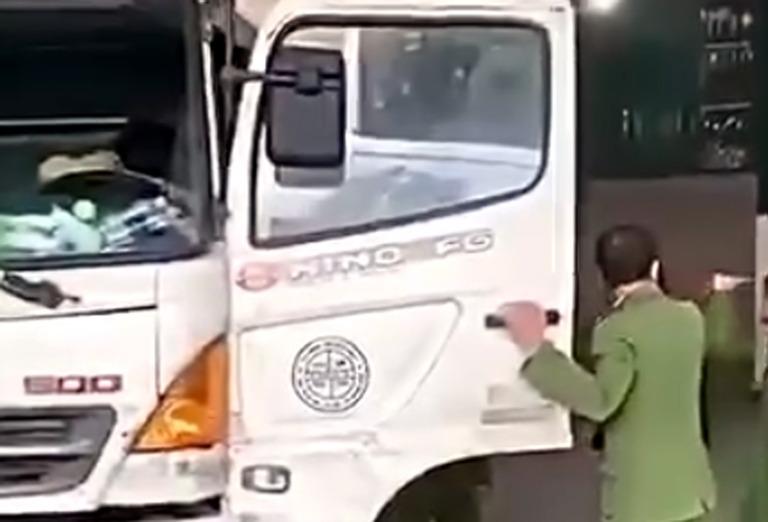 Chém nạn nhân tử vong, người đàn ông vào xe tải cố thủ-2