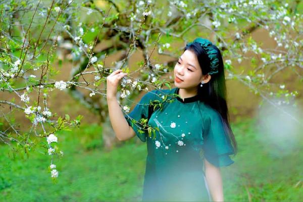 Con gái út Thanh Thanh Hiền tuổi 20: Suối tóc như mây, nhan sắc nữ tính mềm mại-4