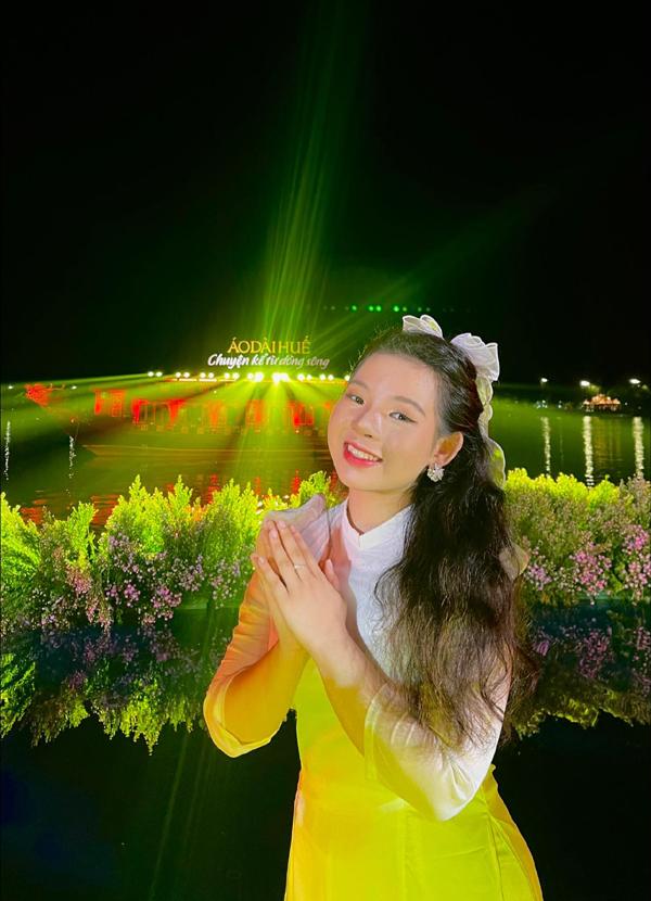 Con gái út Thanh Thanh Hiền tuổi 20: Suối tóc như mây, nhan sắc nữ tính mềm mại-5