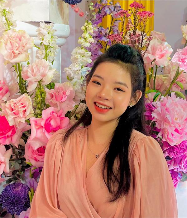 Con gái út Thanh Thanh Hiền tuổi 20: Suối tóc như mây, nhan sắc nữ tính mềm mại-8