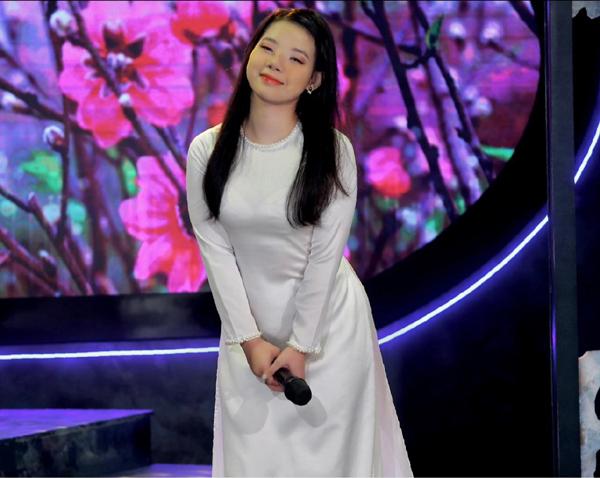 Con gái út Thanh Thanh Hiền tuổi 20: Suối tóc như mây, nhan sắc nữ tính mềm mại-9