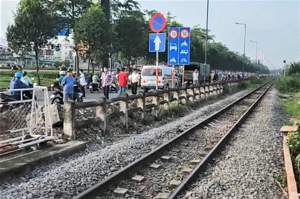 Lao vào đường ray, người đàn ông ở TPHCM bị tàu cán tử vong-1