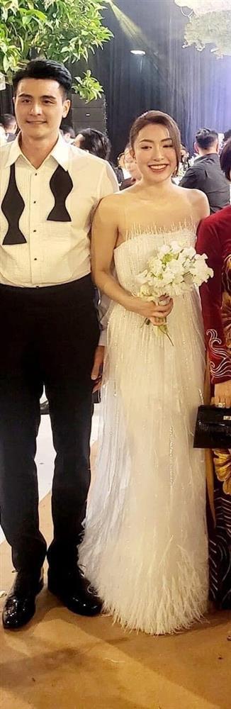 Lộ ảnh hiếm cận mặt cô dâu của siêu mẫu Vĩnh Thụy trong lễ cưới kín đáo tại Đà Lạt-2