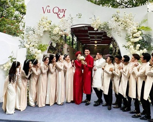 Lộ ảnh hiếm cận mặt cô dâu của siêu mẫu Vĩnh Thụy trong lễ cưới kín đáo tại Đà Lạt-4