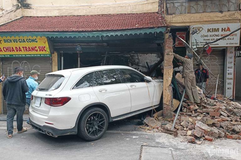 Nữ tài xế lái Mercedes đâm đổ tường ngôi nhà lâu đời nhất phố cổ Hà Nội-1