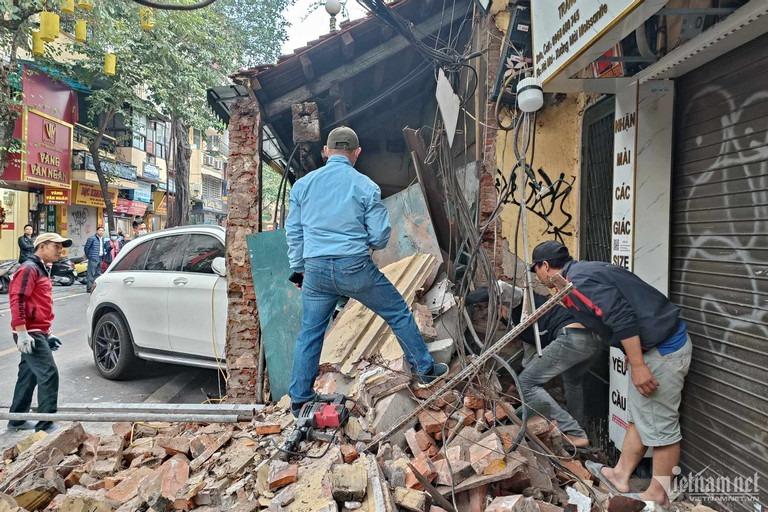 Nữ tài xế lái Mercedes đâm đổ tường ngôi nhà lâu đời nhất phố cổ Hà Nội-2