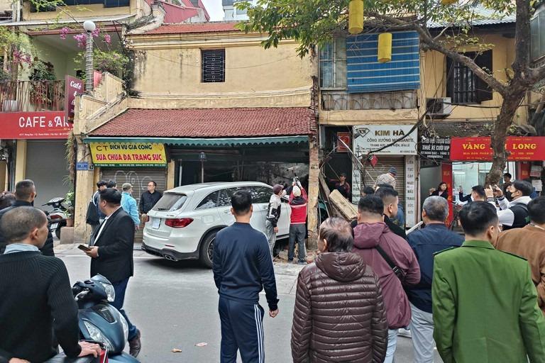 Nữ tài xế lái Mercedes đâm đổ tường ngôi nhà lâu đời nhất phố cổ Hà Nội-3