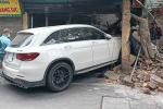 Vụ xe Mercedes tông đổ tường nhà cổ: Nữ tài xế có hơi men-2
