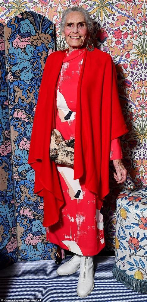 Siêu mẫu lớn tuổi nhất thế giới: Bí quyết để 95 tuổi vẫn vui vẻ, trẻ trung-3