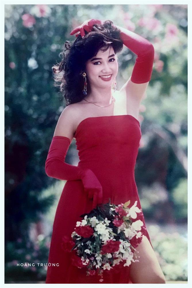 Nữ hoàng ảnh lịch U60 đi biển toàn mê đồ xuyên thấu, khoe dáng đẹp như gái đôi mươi-1