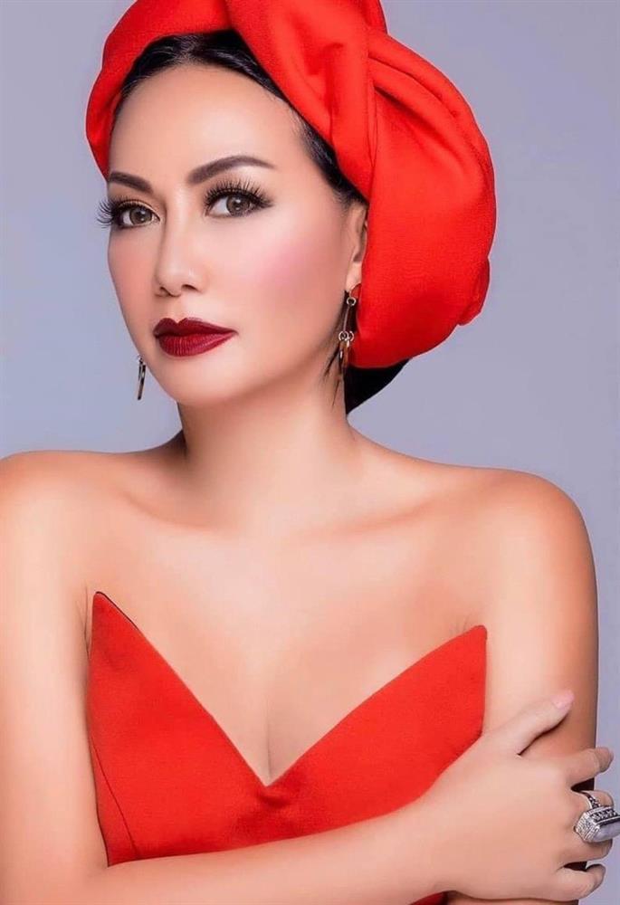 Nữ hoàng ảnh lịch U60 đi biển toàn mê đồ xuyên thấu, khoe dáng đẹp như gái đôi mươi-2